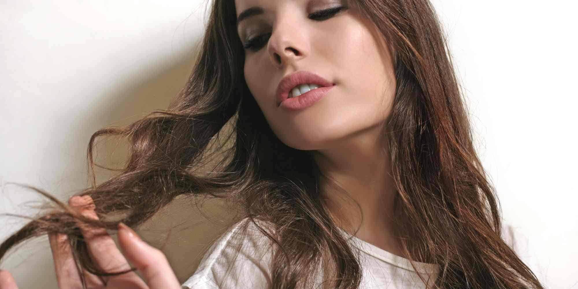 Vücut Dili Kadının Saçıyla Oynaması
